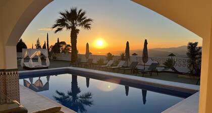 Luxury Villa with Jacuzzi, Pool and Stunning Views