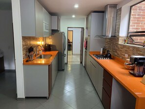 Kühlschrank, Ofen, Herdplatte, Wasserkocher mit Kaffee-/Teezubehör