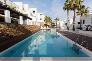 Una piscina al aire libre