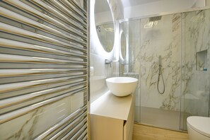 Chuveiro, secador de cabelo, toalhas de banho, shampoo