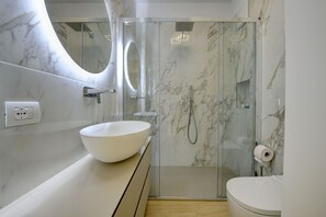 Shower, hair dryer, towels, shampoo