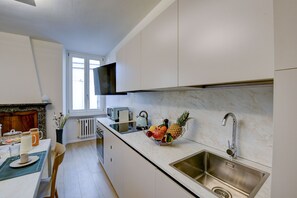 Kühlschrank, Mikrowelle, Ofen, Geschirrspüler