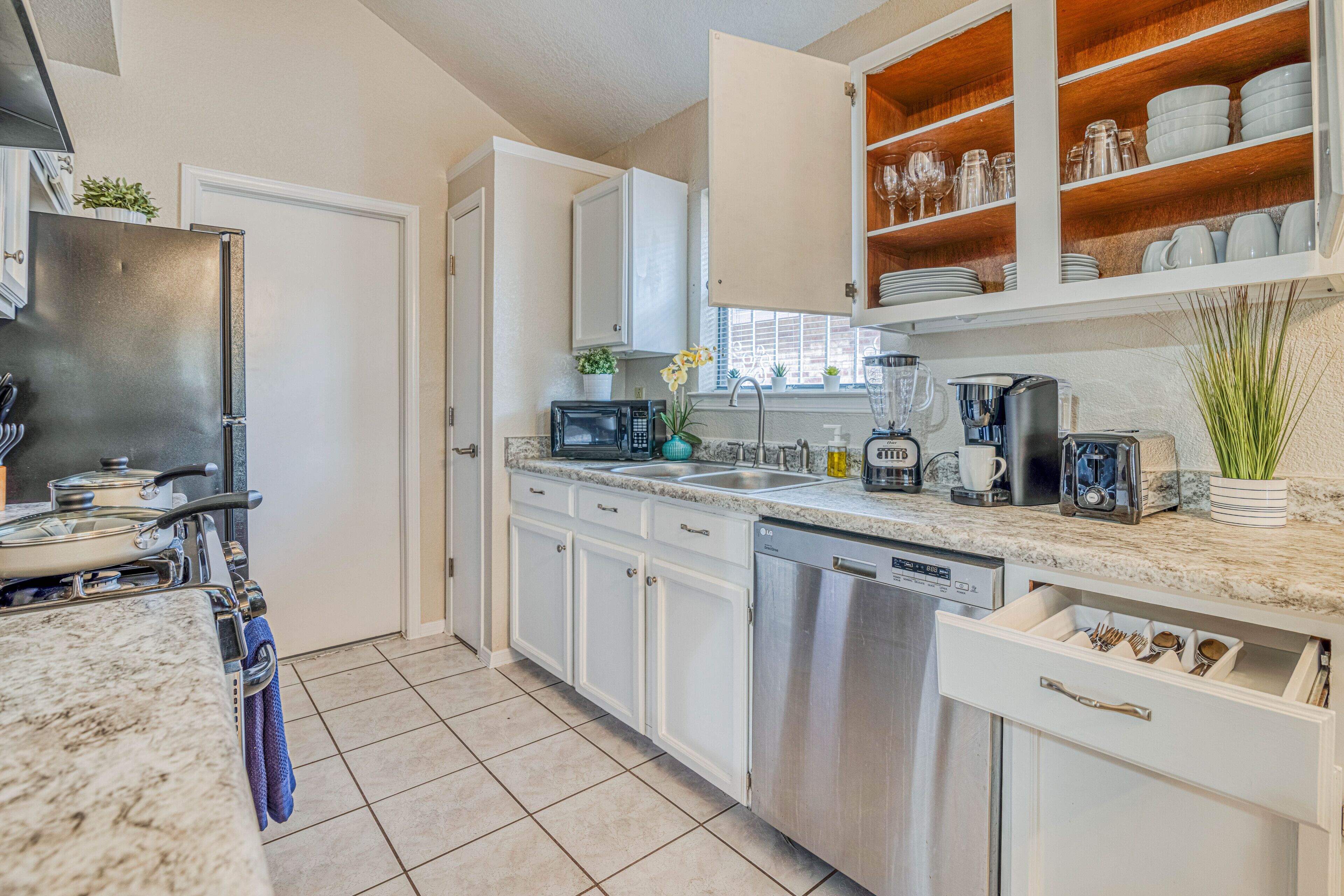 🌻 3 KING BEDS/SOFA BED/SLEEPS 8/REFRIGERATION/WIFI/2 FULL BATHROOMS