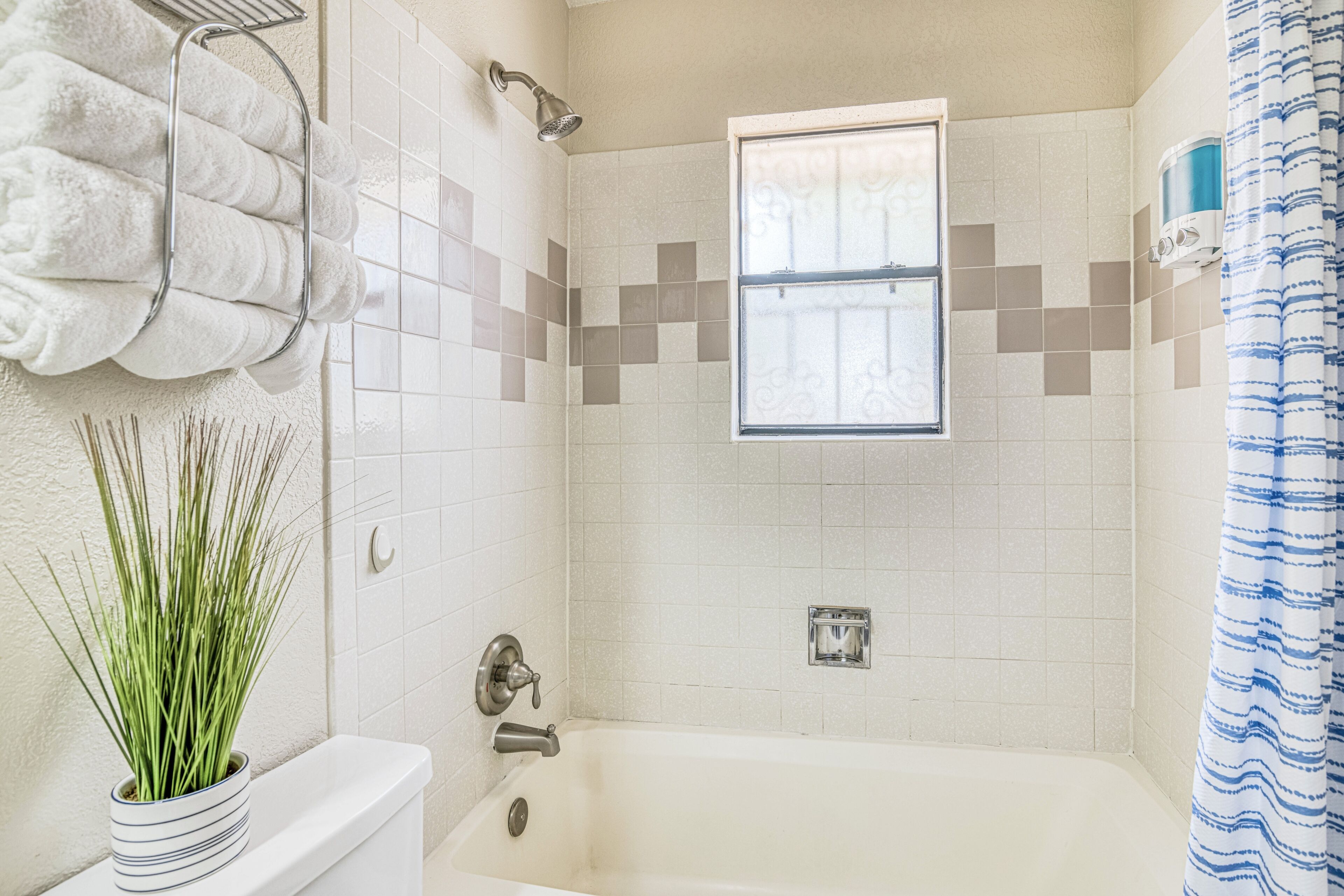 🌻 3 KING BEDS/SOFA BED/SLEEPS 8/REFRIGERATION/WIFI/2 FULL BATHROOMS