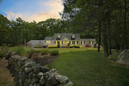 Cozy Bungalow Just Minutes from Mystic, Westerly Beaches, Boating and Casinos! by RedAwning