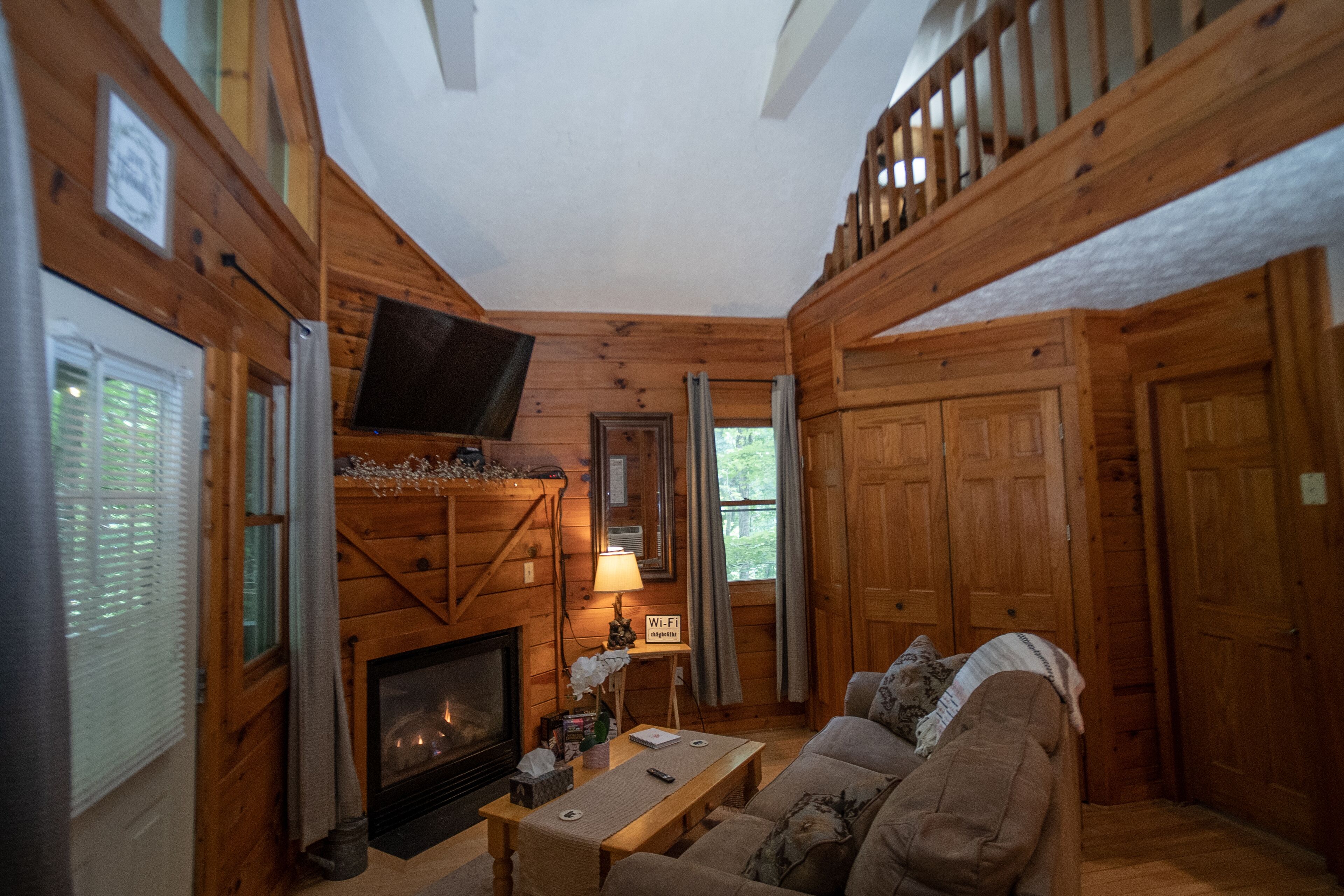 Uber Helen; Walk to town, Fireplace, CLEAN