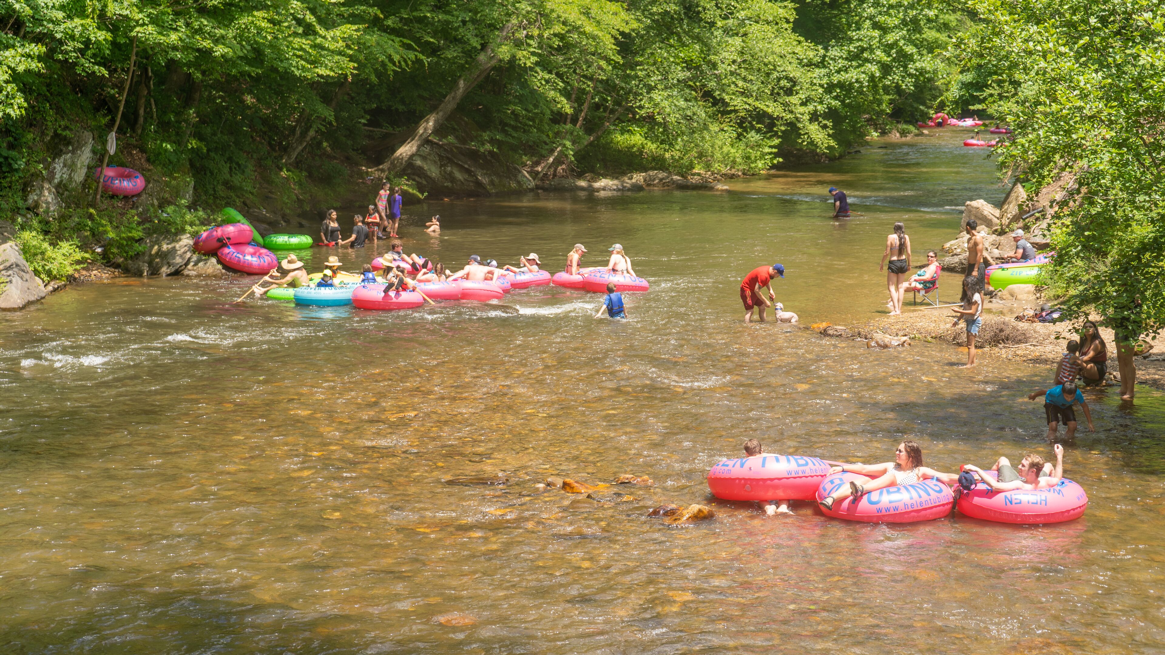Personas flotando en un río sobre flotadores.