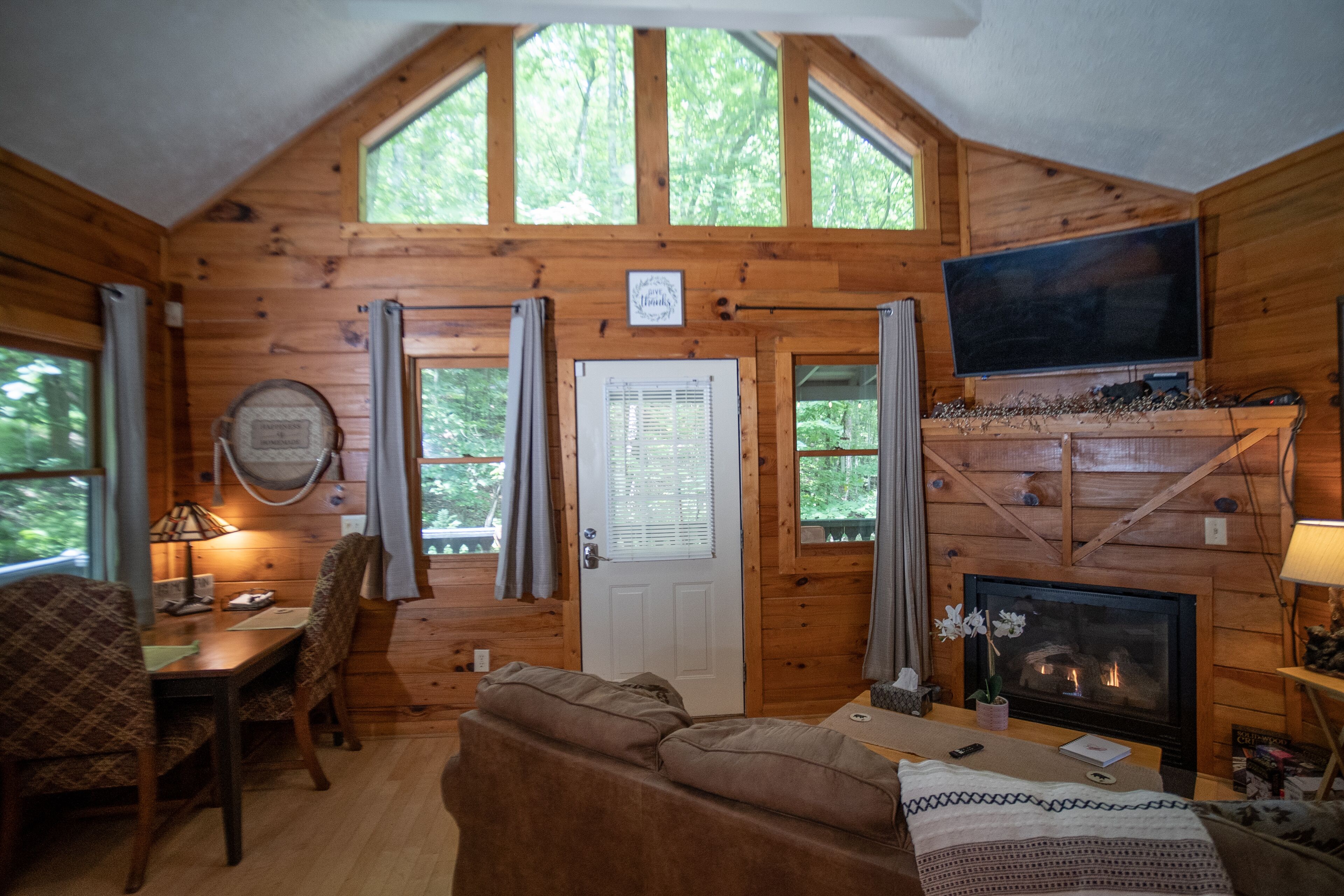 Uber Helen; Walk to town, Fireplace, CLEAN