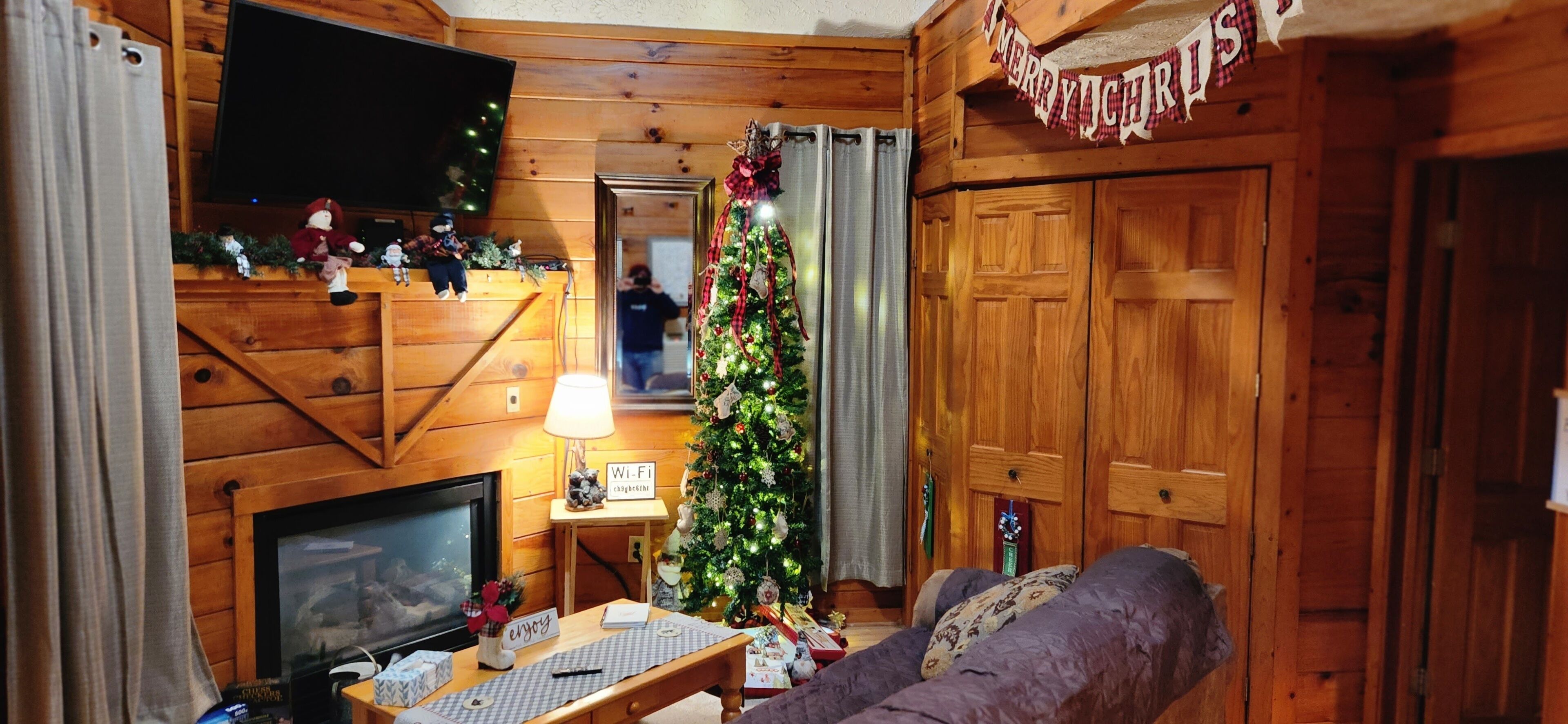 Uber Helen; Walk to town, Fireplace, CLEAN