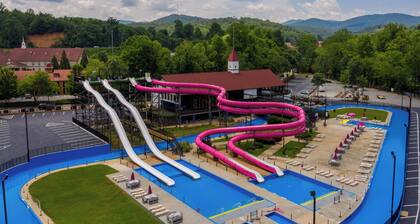 Uber Helen; Walk to town, Fireplace, CLEAN