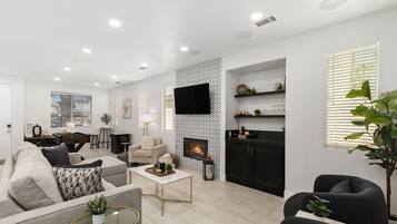 Smart-TV, Kamin, Videospiele, DVD-Player