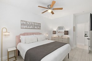 5 dormitoris, planxa i posts de planxar i un bressol de viatge 