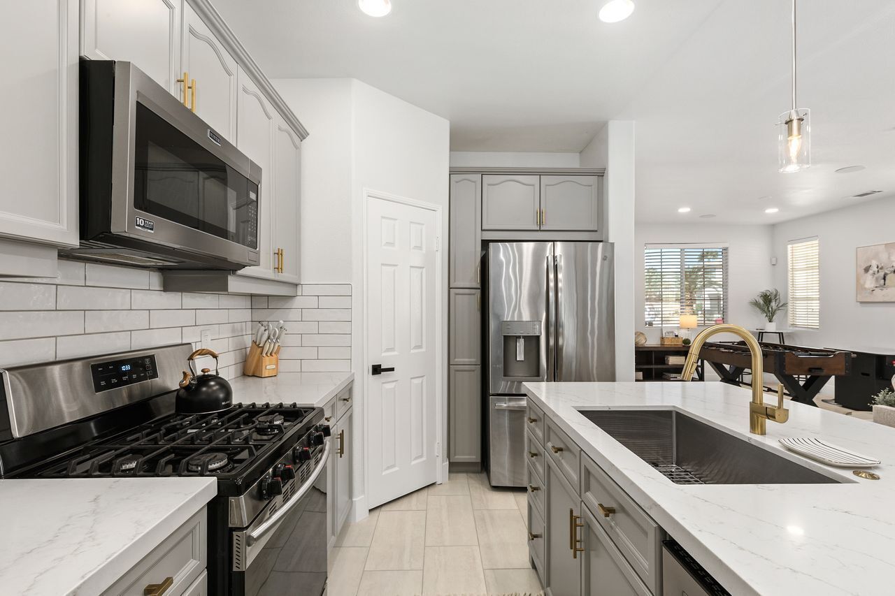 Kühlschrank, Mikrowelle, Ofen, Herdplatte