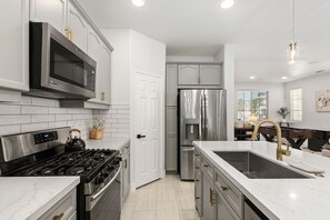 Køleskab, mikrobølgeovn, ovn, kogeplade