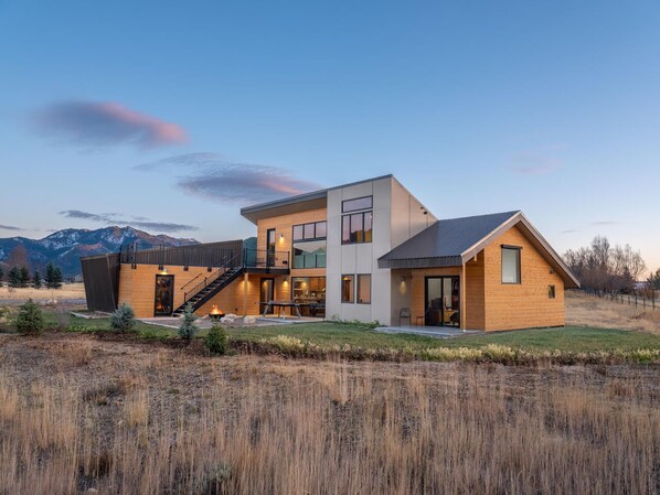 المنشأة من الخارج