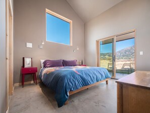 3 عدّة غرف نوم ومكتب وواي فاي مجانًا وملاءات أسرّة