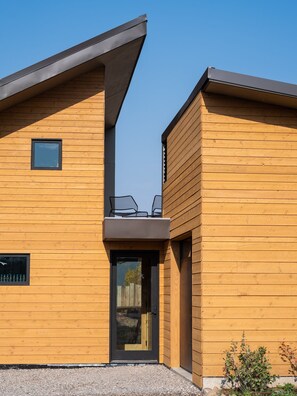 المنشأة من الخارج