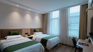 A hotel room with two beds, a desk, and a chair. - Greentree Inn Huzhou Anji Yingbin Avenue Express Hotel (Huzhou)
