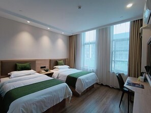 A hotel room with two beds, a desk, and a chair. - Greentree Inn Huzhou Anji Yingbin Avenue Express Hotel (Huzhou)