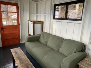 Smart-TV, Tischtennisplatte, Bücher, Stereoanlage