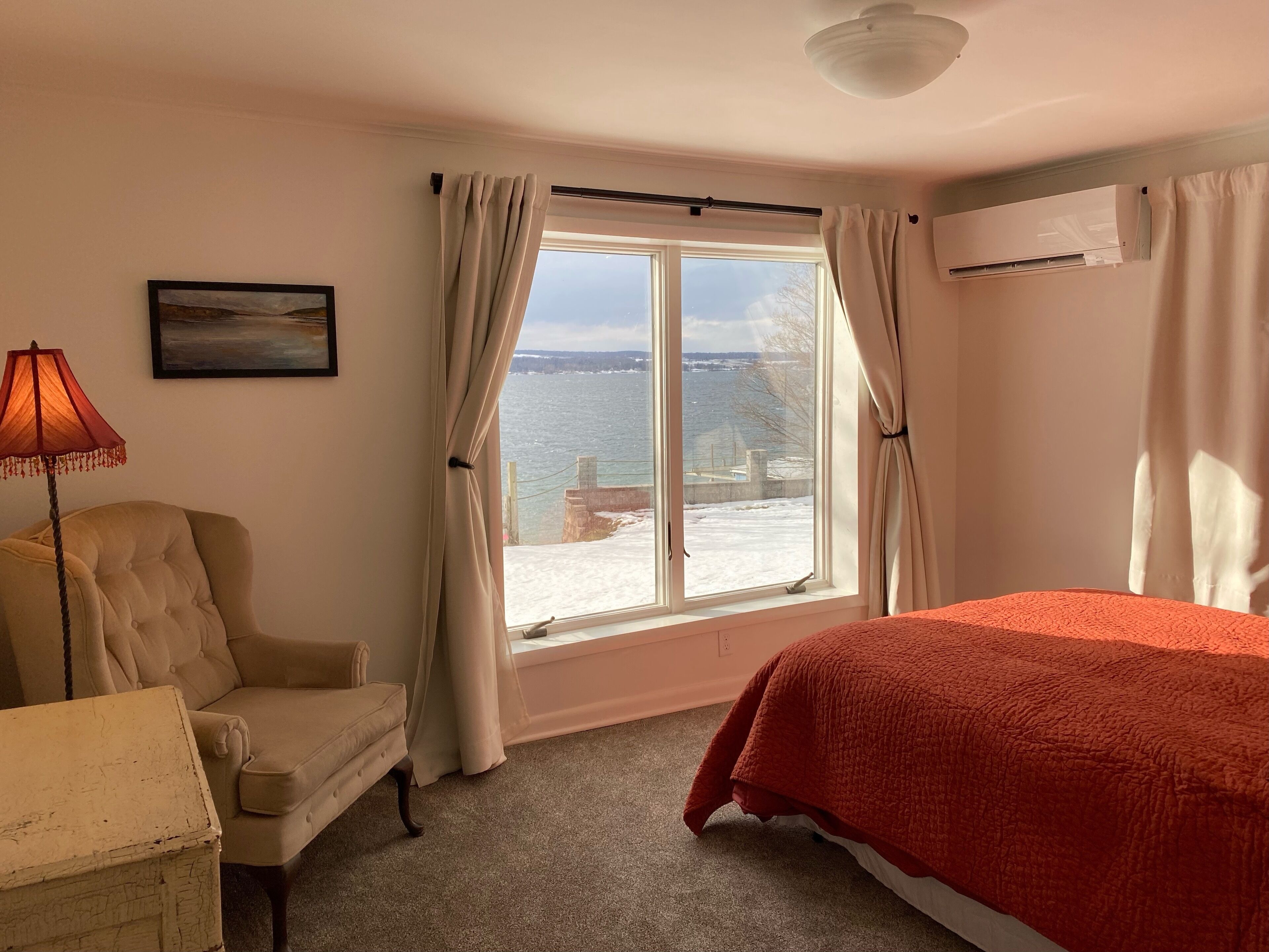 Remodeled Cayuga Lake Cottage - nice yard & waterfront, near Treleaven winery