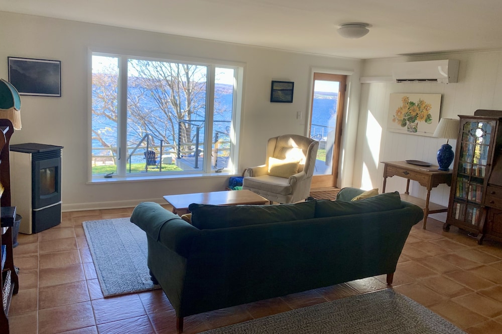 Remodeled Cayuga Lake Cottage - nice yard & waterfront, near Treleaven winery