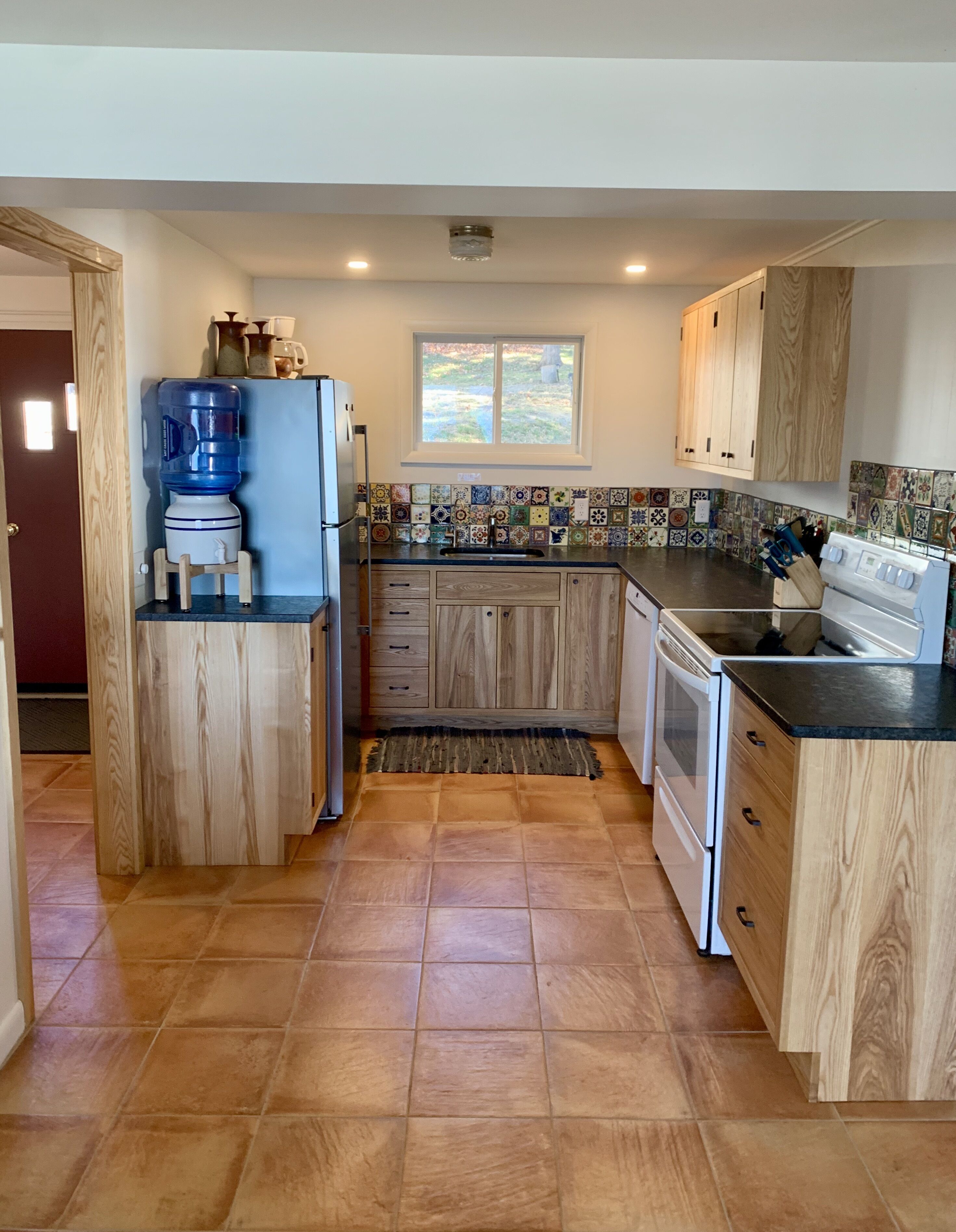 Remodeled Cayuga Lake Cottage - nice yard & waterfront, near Treleaven winery