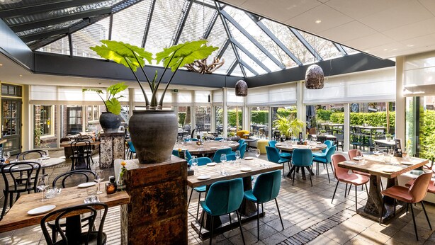 A spacious indoor dining area with high ceilings, large windows, and modern furniture. - Broeck Oudewater (Oudewater)