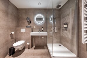 Combined shower/tub, deep soaking tub, rainfall showerhead - Broeck Oudewater (Oudewater)