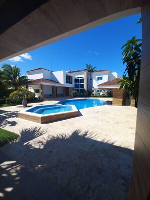 حمّام سباحة خارجي