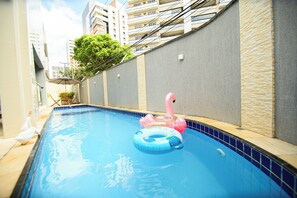 Piscina a l'aire lliure i gandules 