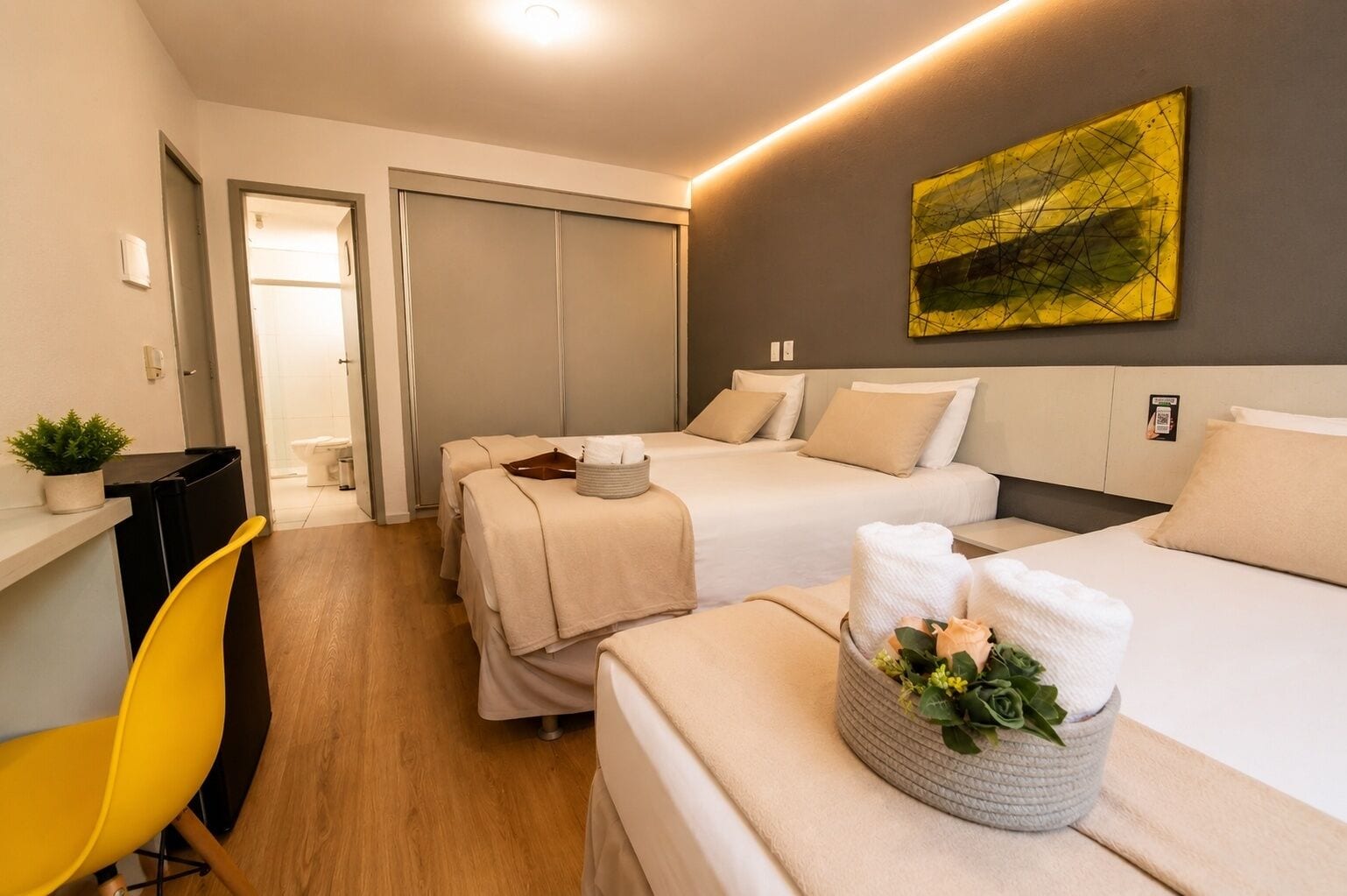 Minibar, free WiFi, bed sheets
