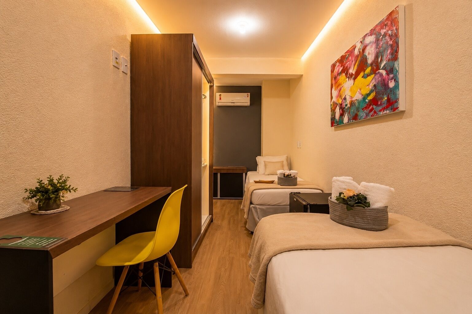 Minibar, free WiFi, bed sheets
