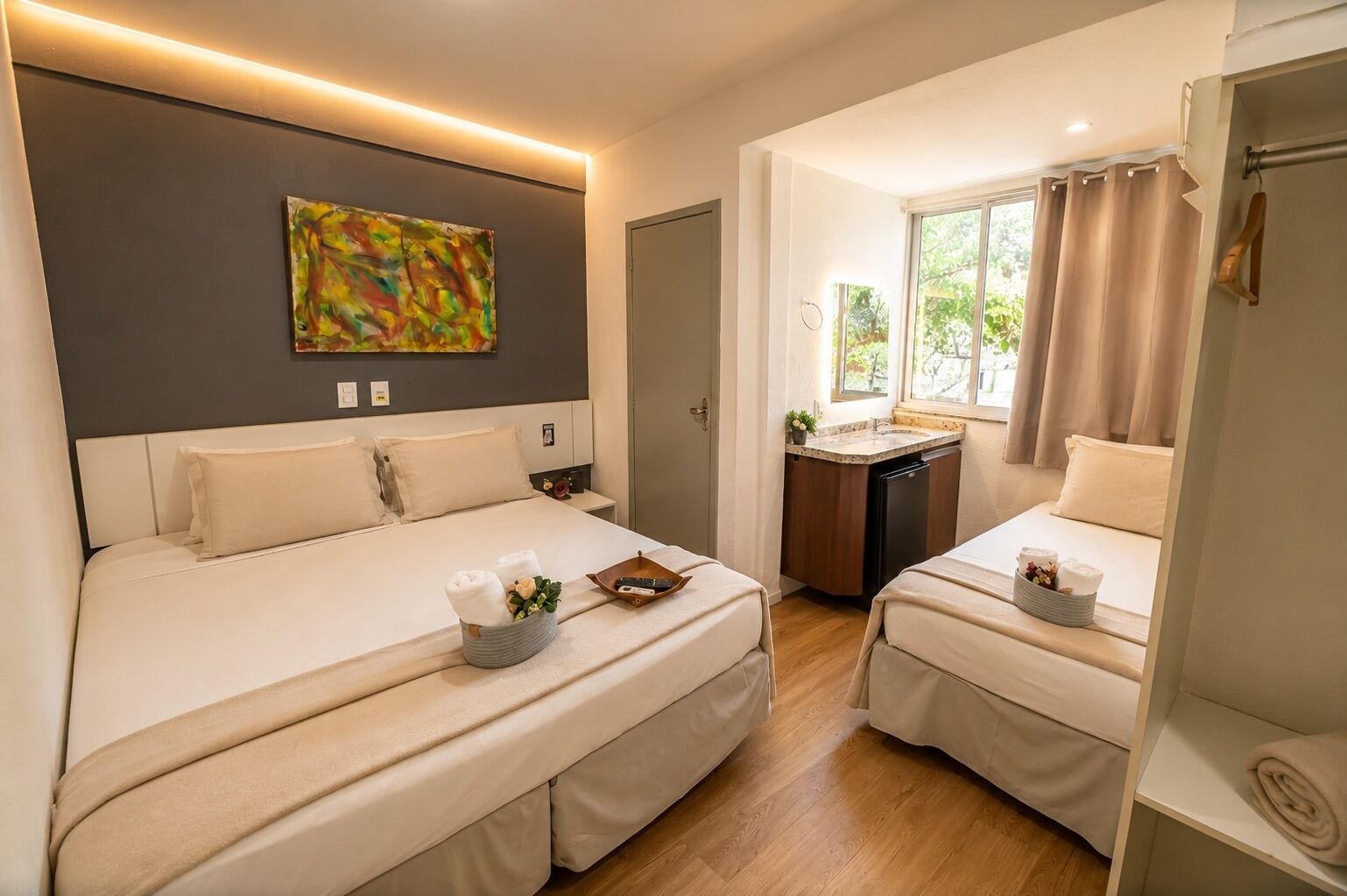 Minibar, free WiFi, bed sheets