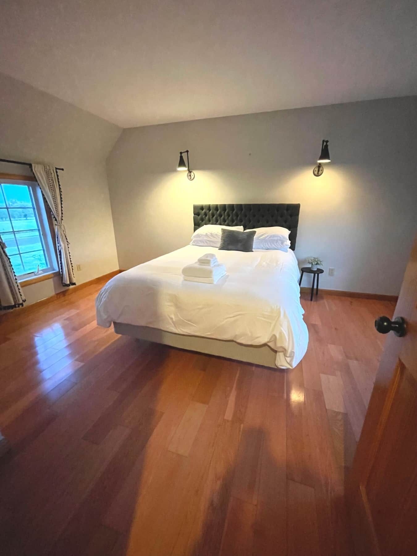 3 habitaciones, tabla de planchar con plancha, wifi y ropa de cama 