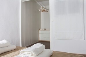 2 bedrooms, desk, iron/ironing board, WiFi