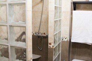 Dusche, Haartrockner, Handtücher, Toilettenpapier