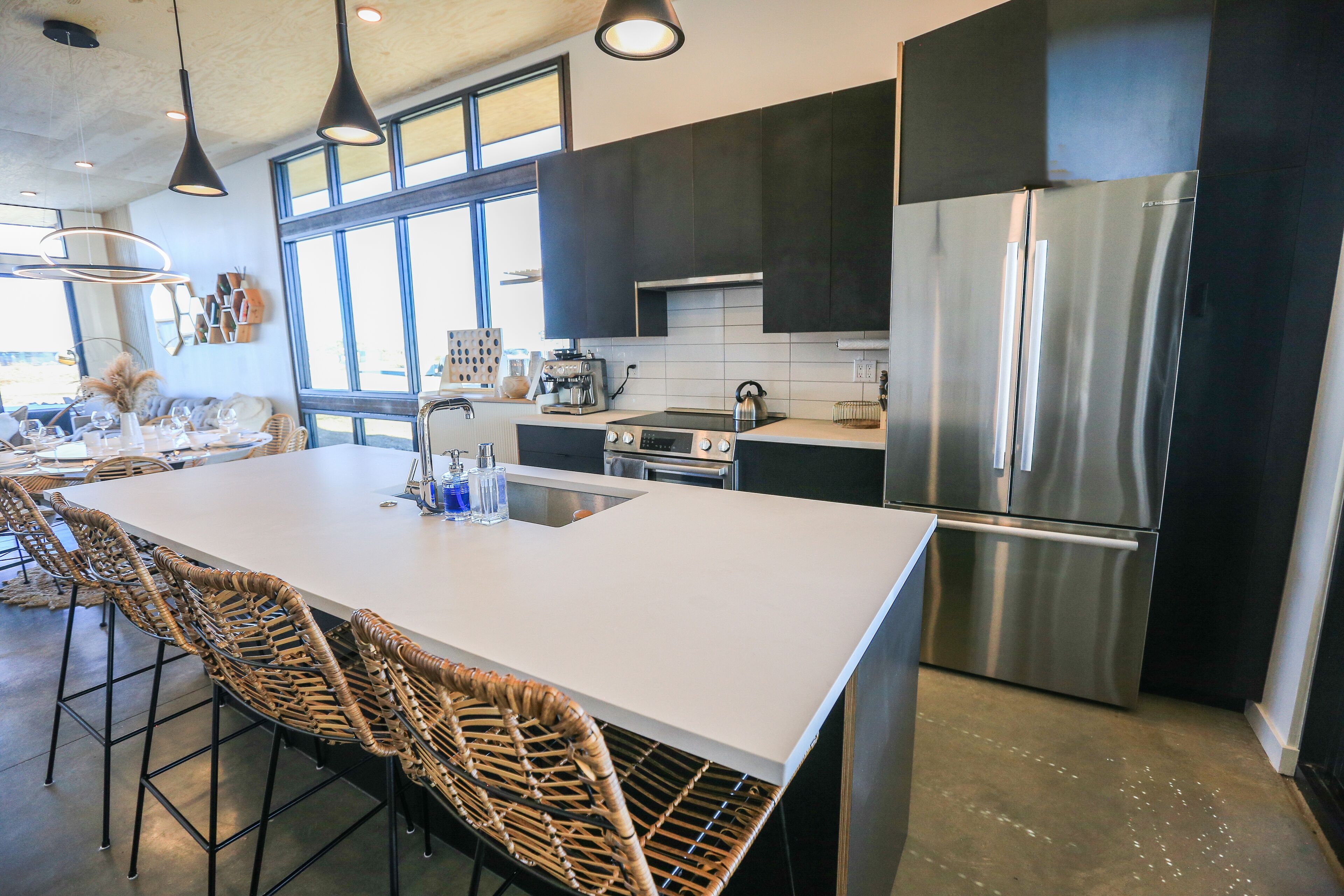 *PET FRIENDLY* HOT TUB & SAUNA CaveB Lakeside Luxury Spa Retreat by The Gorge