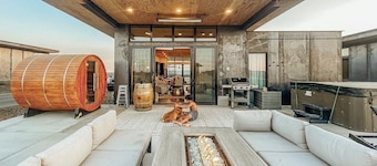 PET-FRIENDLY, HOT TUB & SAUNA CaveB Lakeside Luxury Spa Retreat by The Gorge