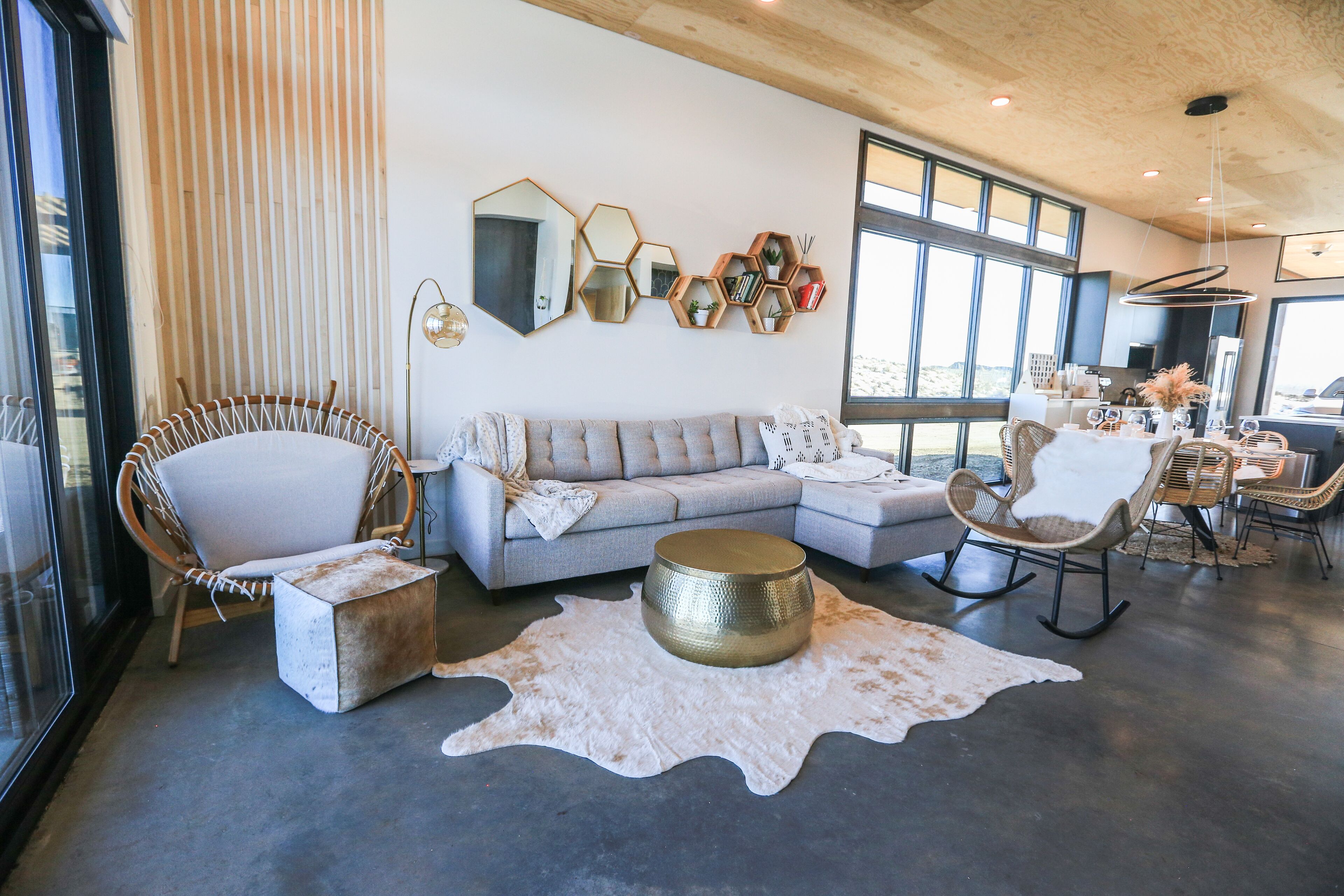 *PET FRIENDLY* HOT TUB & SAUNA CaveB Lakeside Luxury Spa Retreat by The Gorge