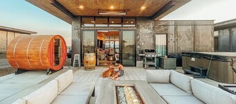 PET-FRIENDLY, HOT TUB & SAUNA CaveB Lakeside Luxury Spa Retreat by The Gorge
