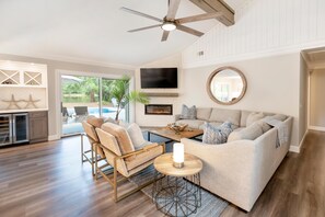 Casa, varias camas, alberca privada, vista a la alberca | Sala de estar | Televisión y chimenea 