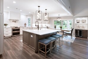 Casa, varias camas, alberca privada, vista a la alberca | Cocina privada | Refrigerador, microondas, parrilla de estufa y lavavajillas