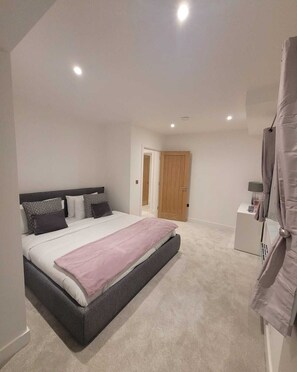 Deluxe Double Room | Individually decorated, individually furnished, desk, free WiFi