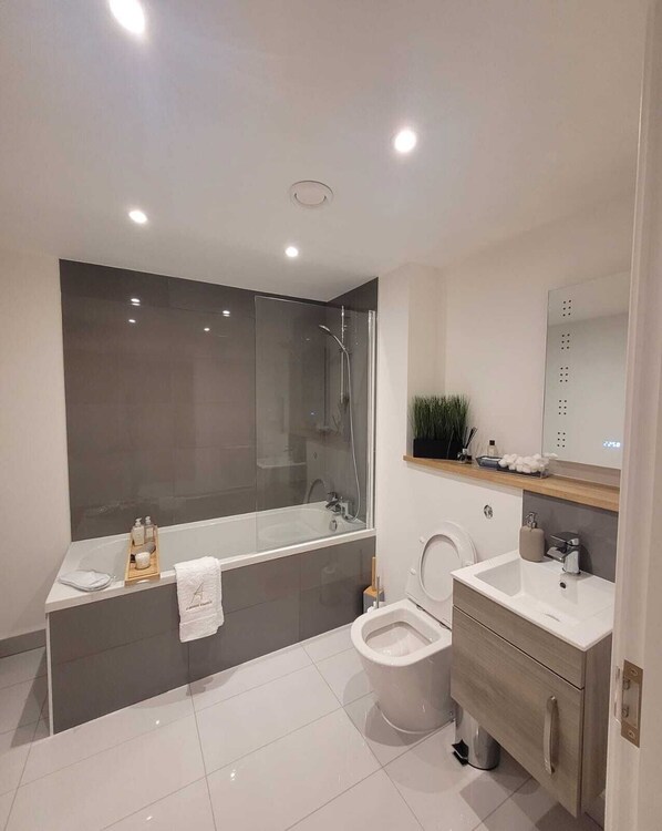 Deluxe Double Room | Bathroom