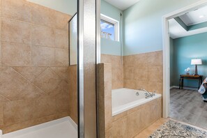 Badewanne, Haartrockner, Handtücher, Seife