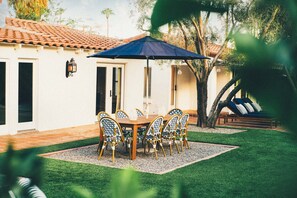 Outdoor dining - Historical 1937 Movie Colony Spanish Hacienda (Palm Springs)