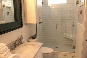 Ensemble baignoire-douche, séchoir à cheveux, serviettes fournies, savon