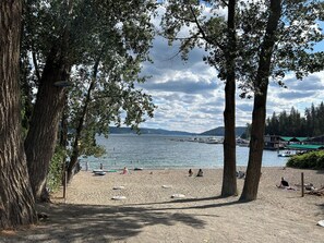 Beach nearby, sun-loungers, beach towels - Modern yet comfortable. Perfect to relax, and as a base from which to explore.  (Coeur d'Alene)