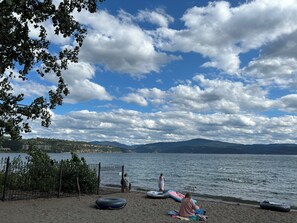 Beach nearby, sun loungers, beach towels